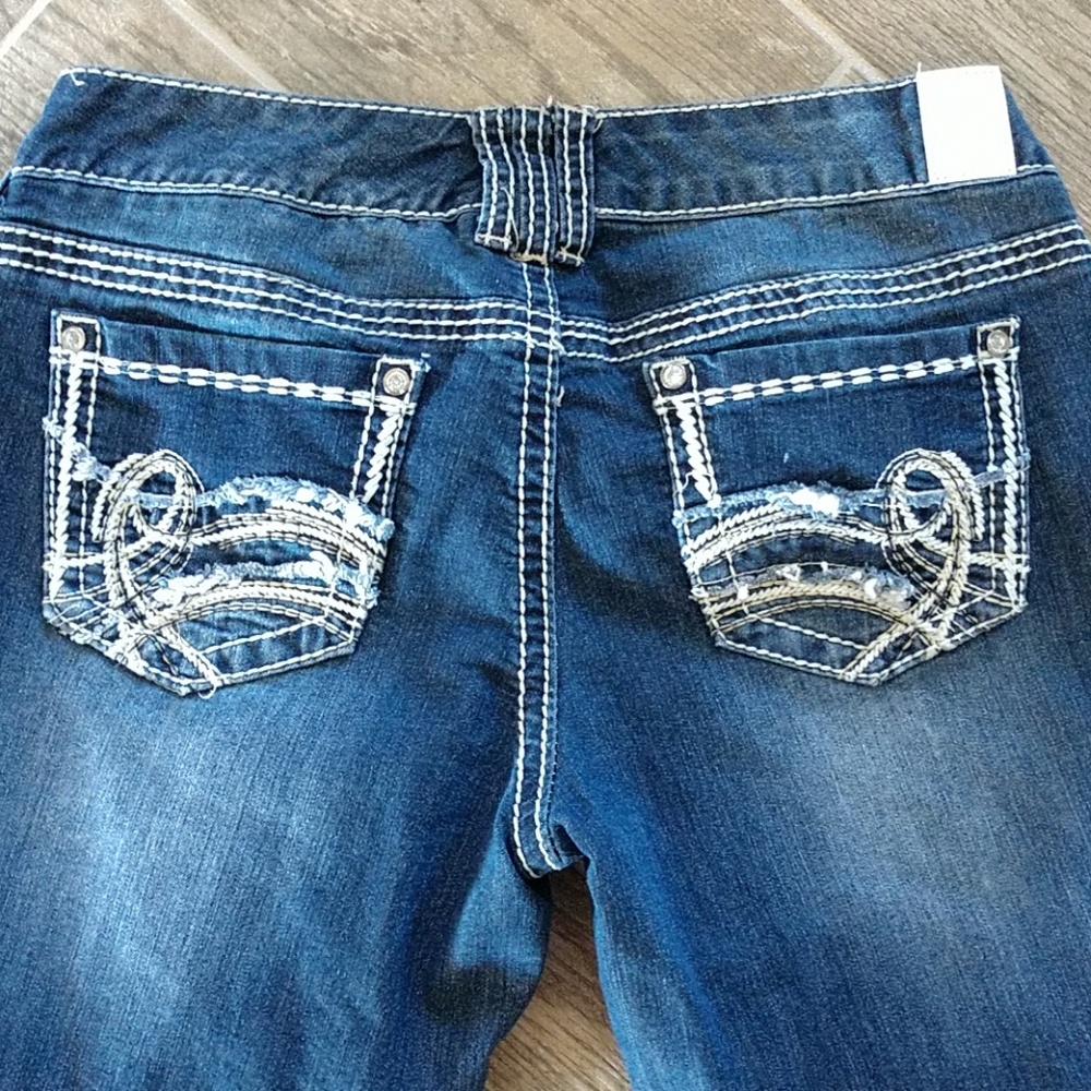 CAPRIS - Picture 3 of 3